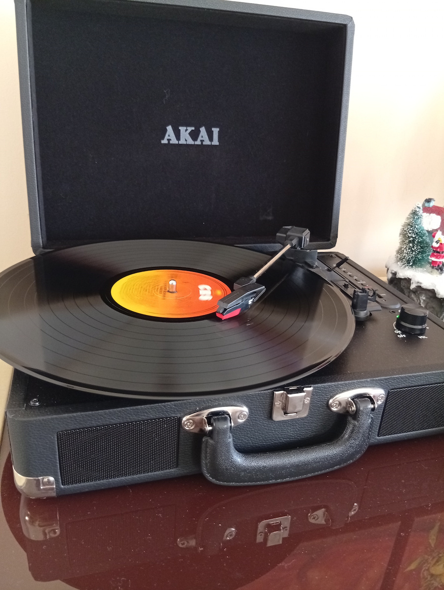 Akai Proffesional ATT-18BT 110584-0044 Βαλιτσάκι Πικάπ με Προενίσχυση και Ενσωματωμένα Ηχεία Μαύρο