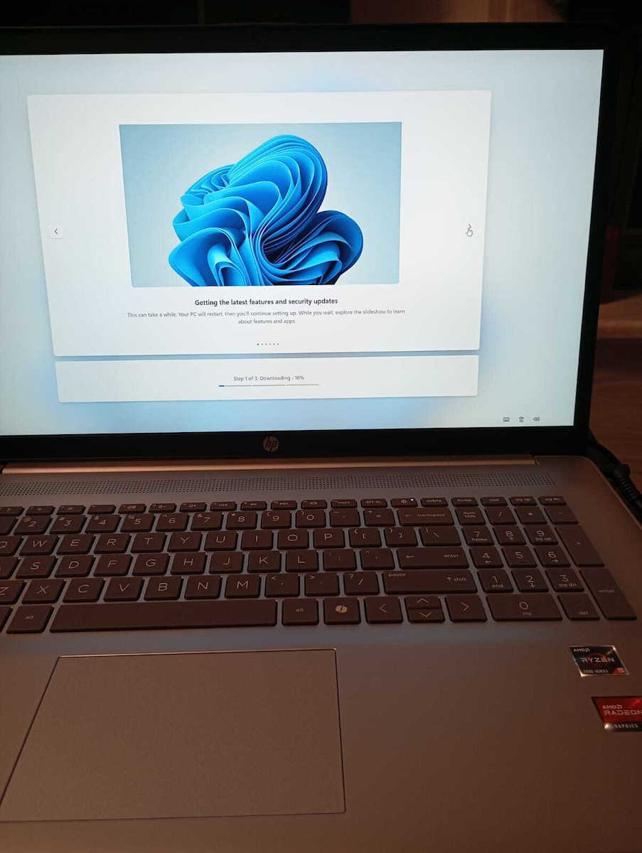 HP 17-cp2025dx 17.3" IPS FHD (Ryzen 5-7520U/8GB/512GB SSD/W11 Startseite) (US Tastatur)