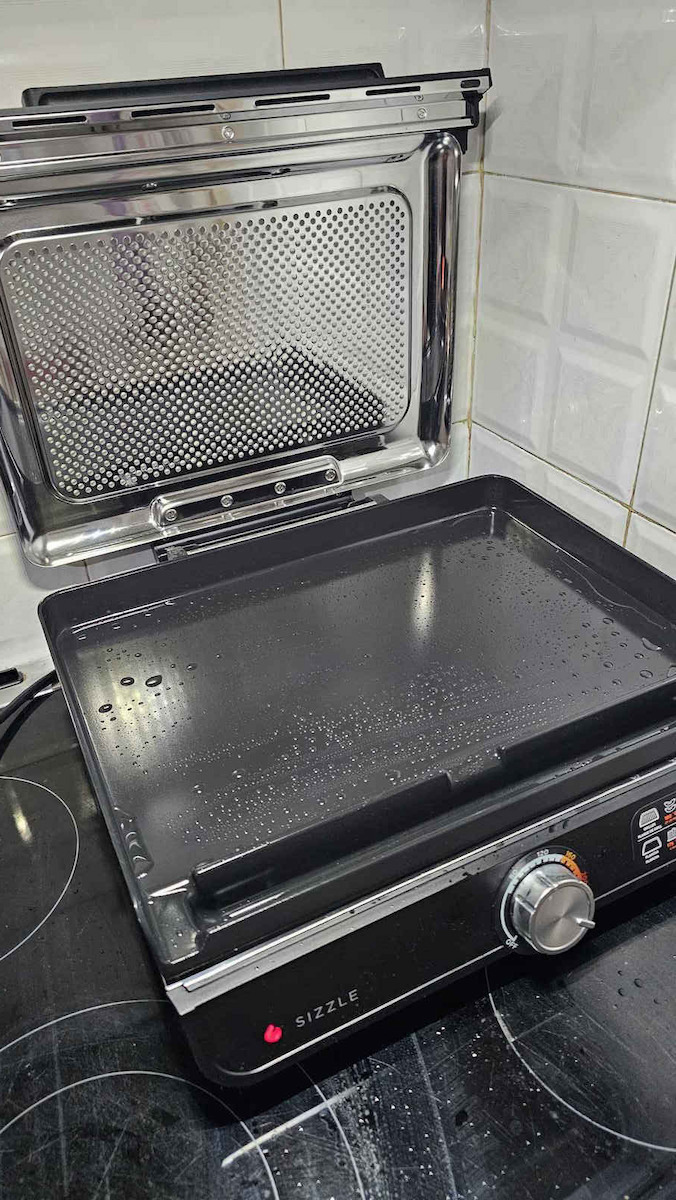 Ninja Sizzle Tabletop Electric Grill Smooth and Ribbed Plate 1450W with Lid and Adjustable Thermostat 37cmx28cmcm