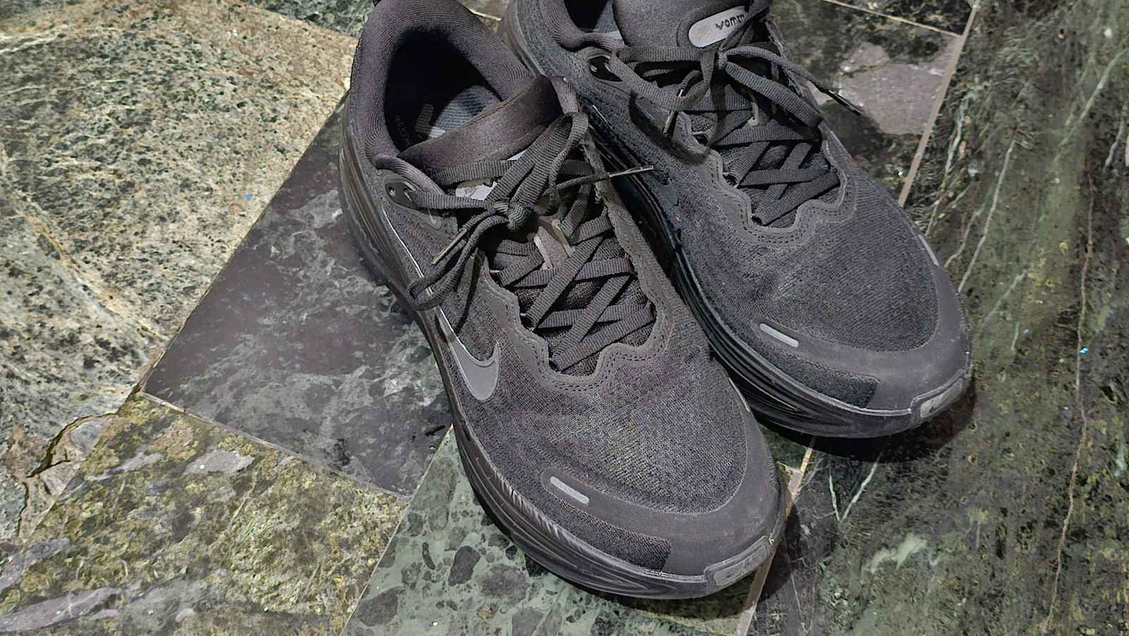 Vomero Plus Ανδρικά Αθλητικά Παπούτσια Running Μαύρο / Cool Grey / Metallic Dark Grey / Λευκό