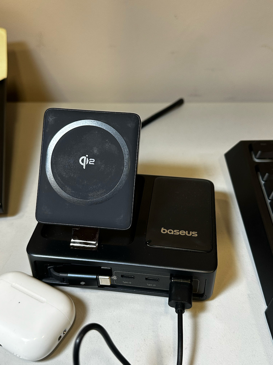Baseus Ladestation mit USB-A Anschluss und 2 USB-C Anschlüsse und Kabel USB-C 140W in Schwarz Farbe (Nomos)