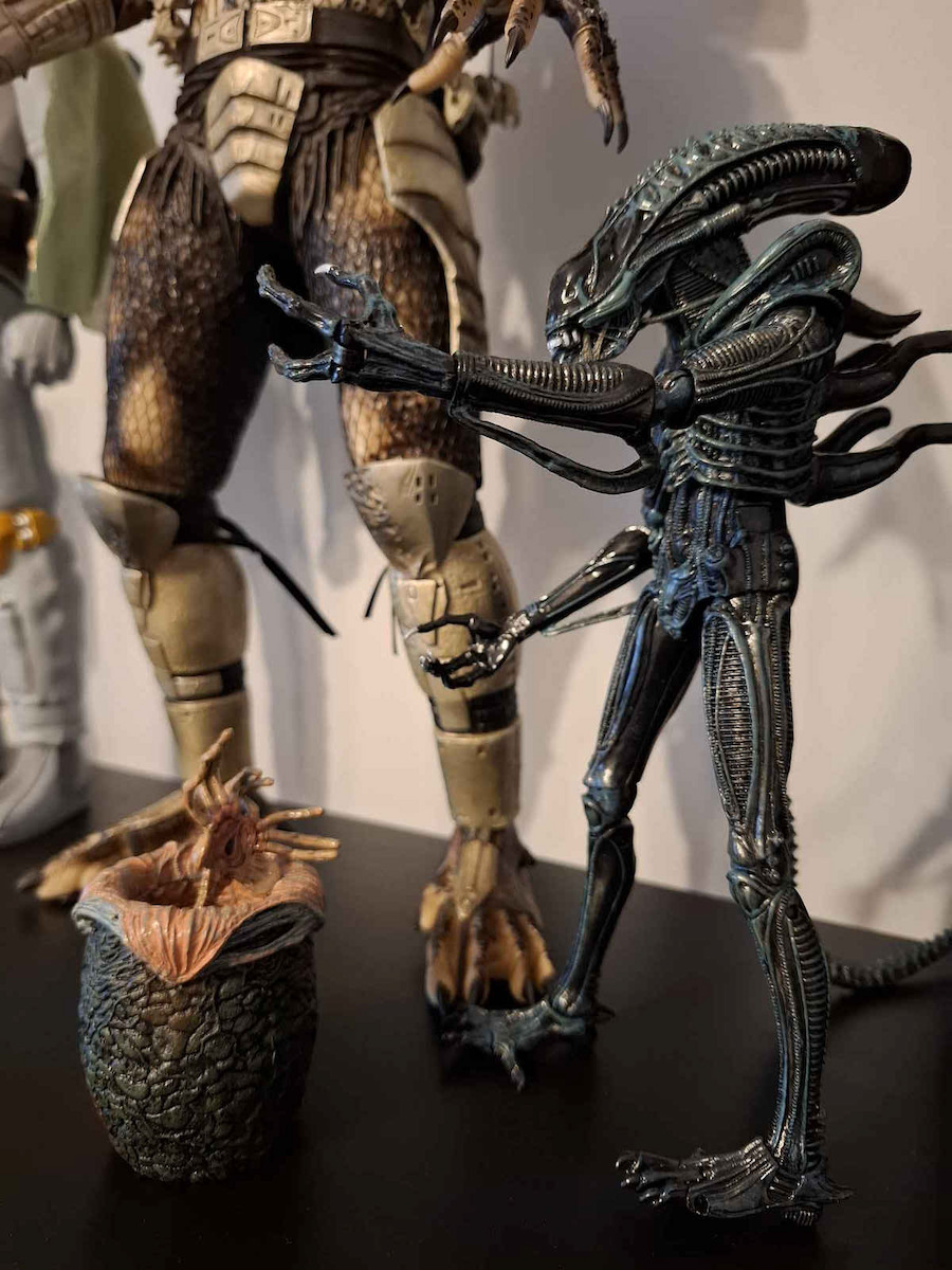 Neca Alien Blue Alien Warrior & Egg Face Hugger 1986 Action Figure Height 23cm Scale 1:10