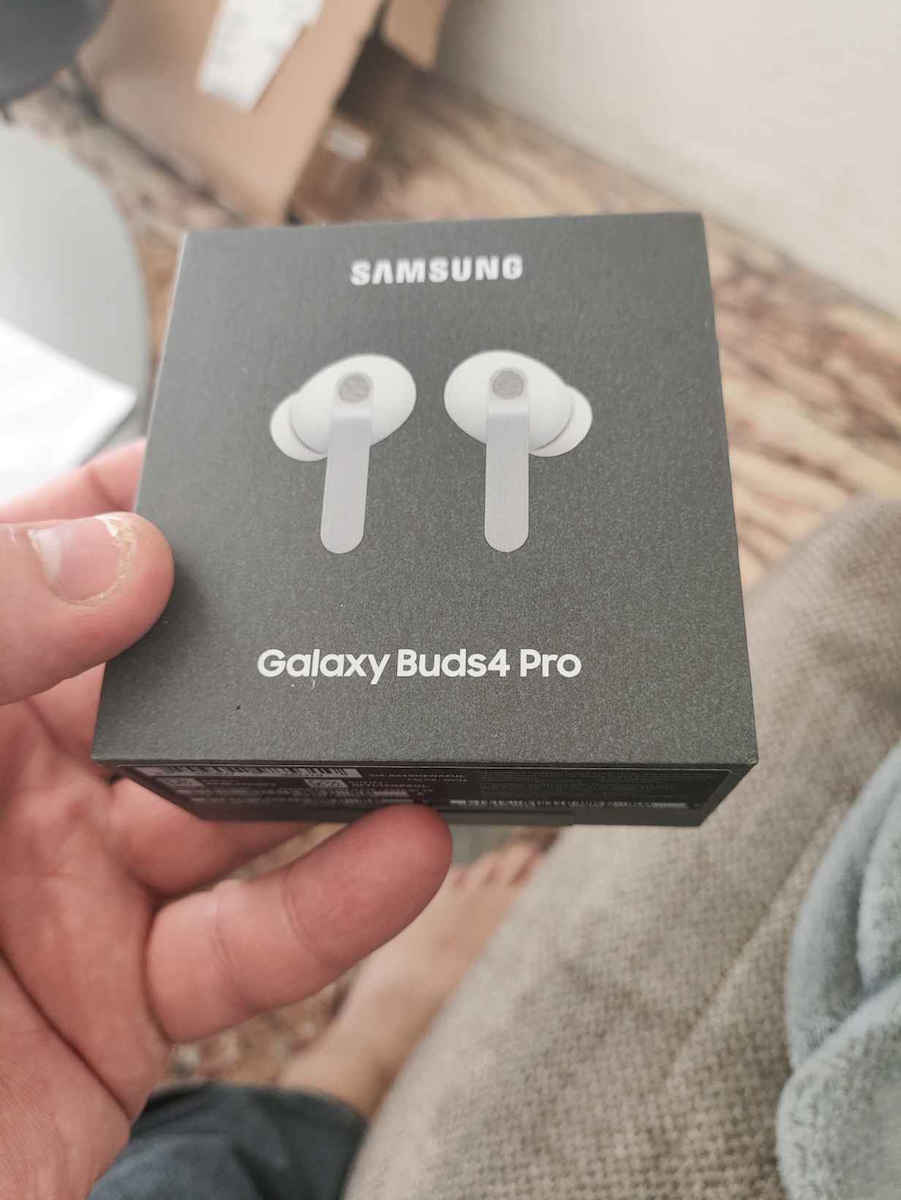 Samsung Galaxy Buds4 Pro Bluetooth Kopfhörer mit Schweißbeständigkeit und Ladekoffer Weiß