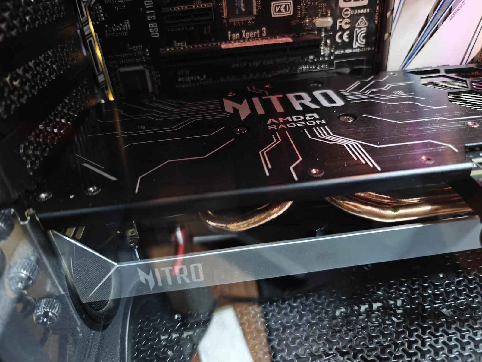 Acer Radeon RX 9060 XT 8GB GDDR6 Nitro OC White Edition Grafikkarte