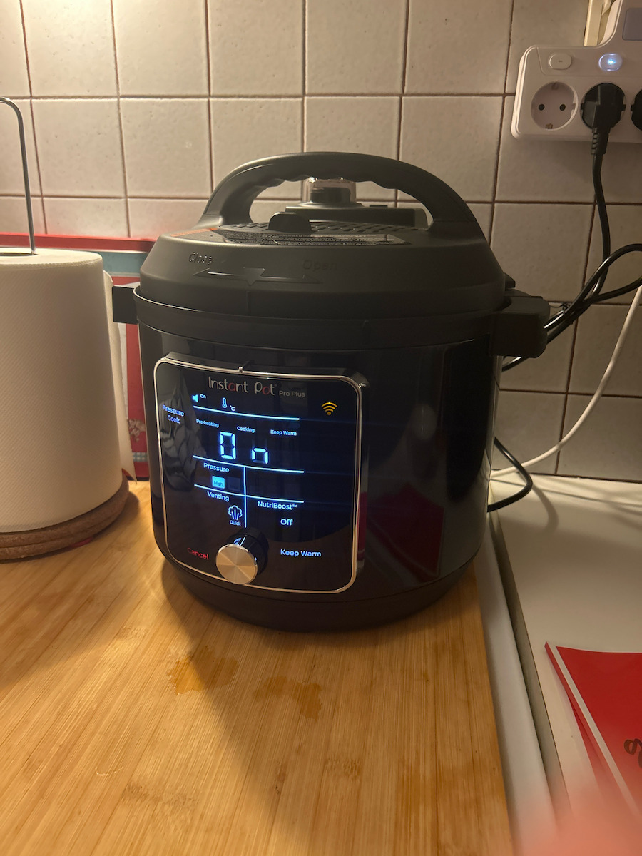 Instant Pot Pro Plus 6 Мултикукър 1200W с Капацитет 5.7лт Черен