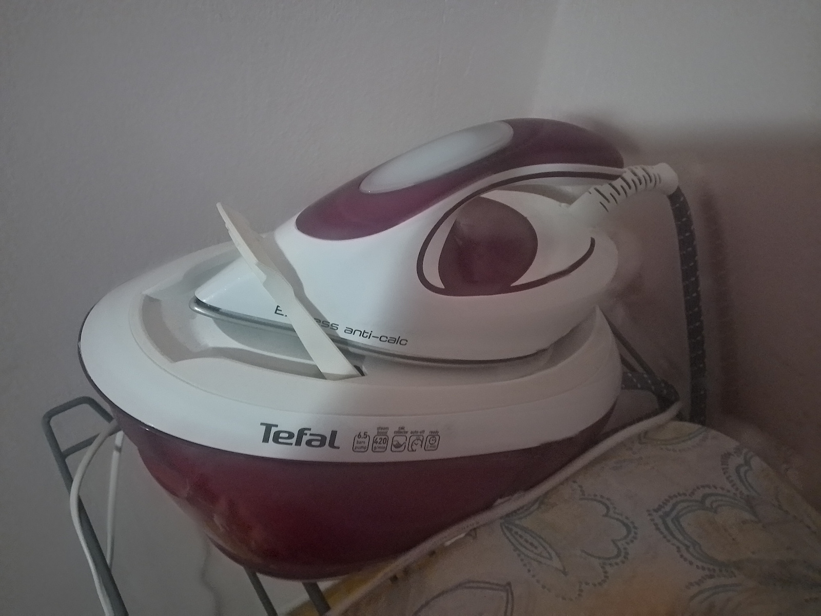 Tefal Express Anti-Calc Sistem de călcat cu aburi 6.5bar cu rezervor 1.8l