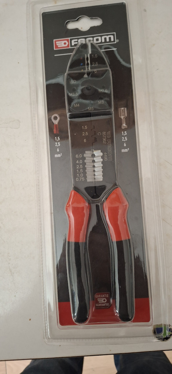 Facom Crimping Pliers Cross-Section Range 0.5 - 6mm² with Stripper Length 225mm