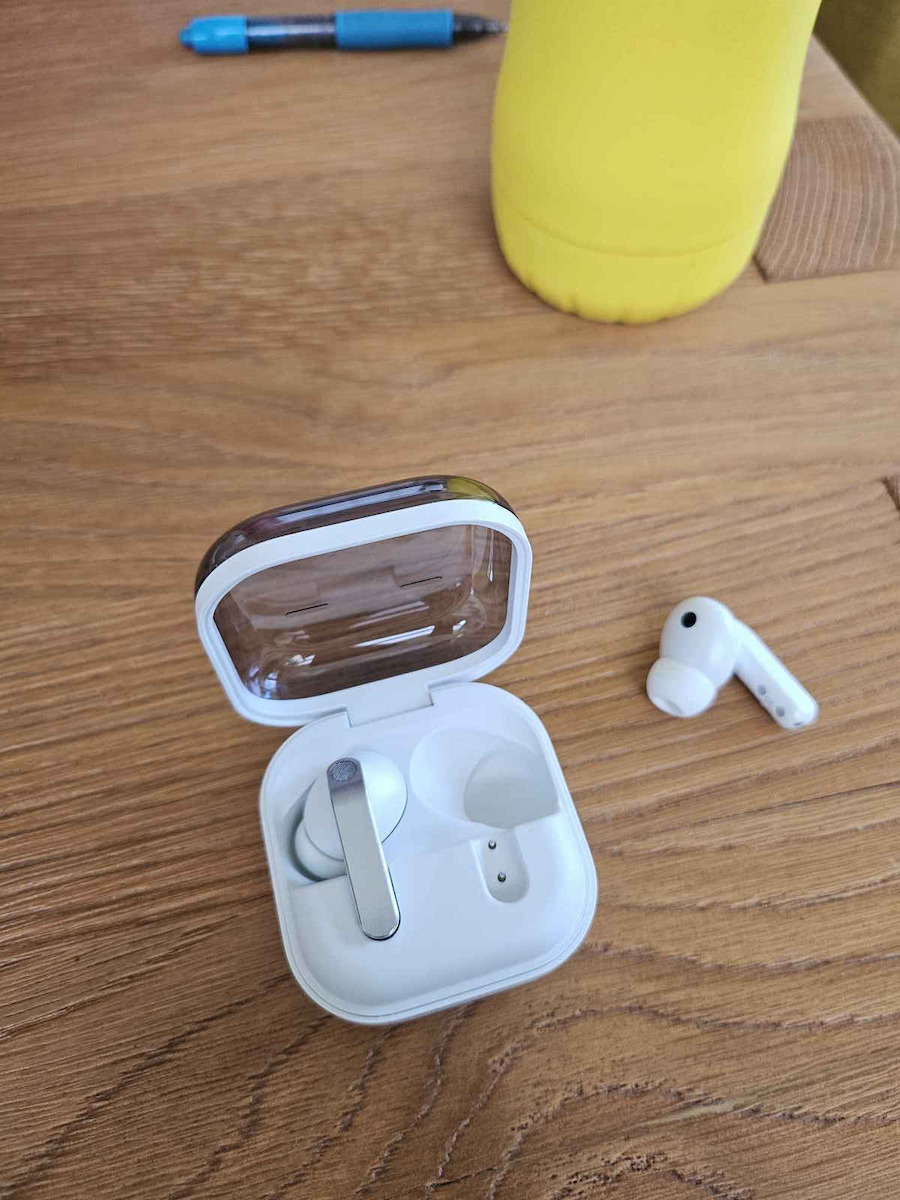 Samsung Galaxy Buds4 Pro Bluetooth Kopfhörer mit Schweißbeständigkeit und Ladekoffer Weiß