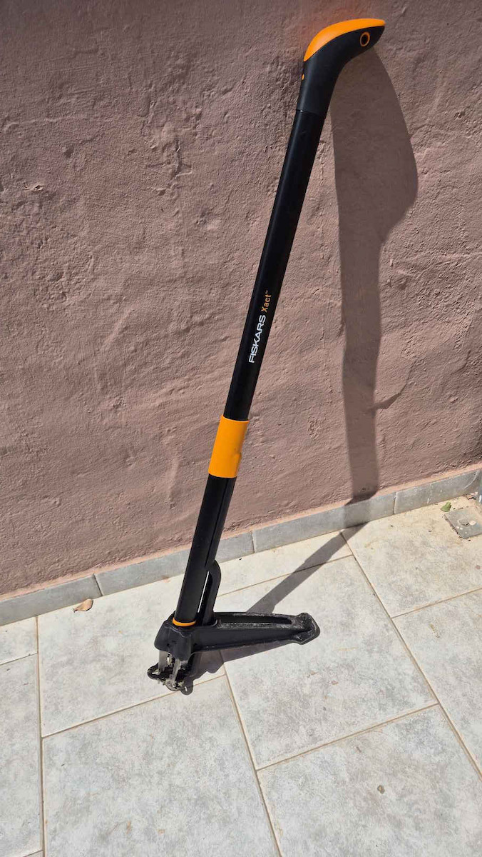 Fiskars Xact Weed Puller Грубер с дръжка 100см