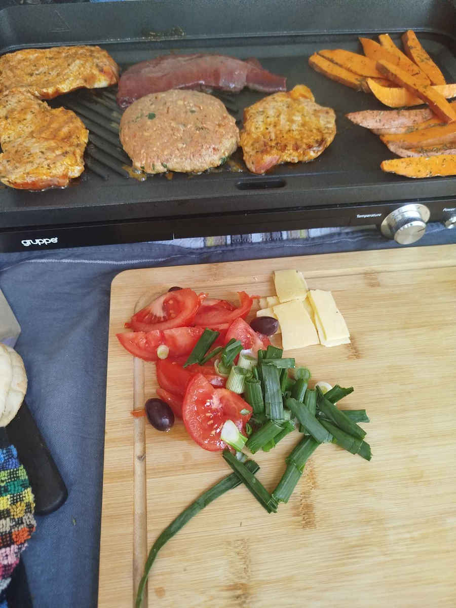 Gruppe LW 830 Tabletop Electric Grill Smooth and Ribbed Plate 1800W with Adjustable Thermostat 50.8cmx25.4cmcm