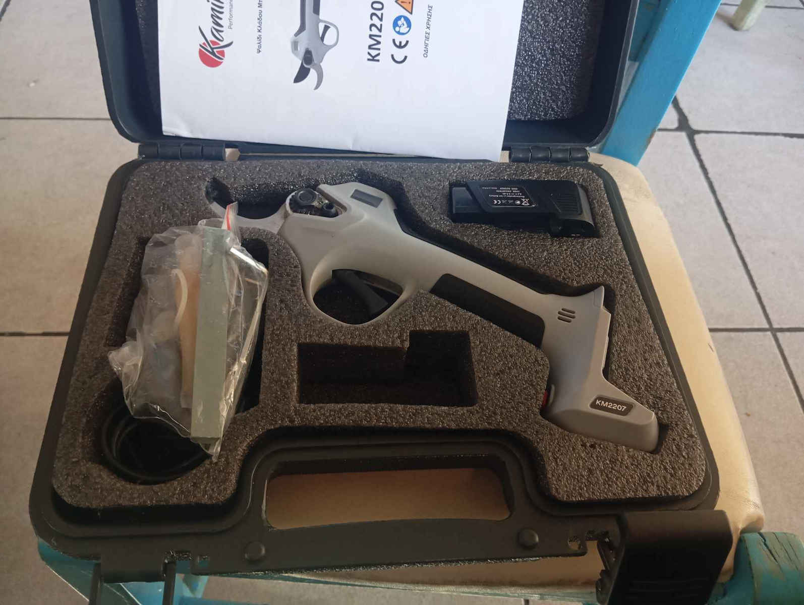 Kamikaze Pruning Shears Battery Brushless 8.4V 1x2.5Ah with Maximum Cutting Diameter 25mm in Carrying Case