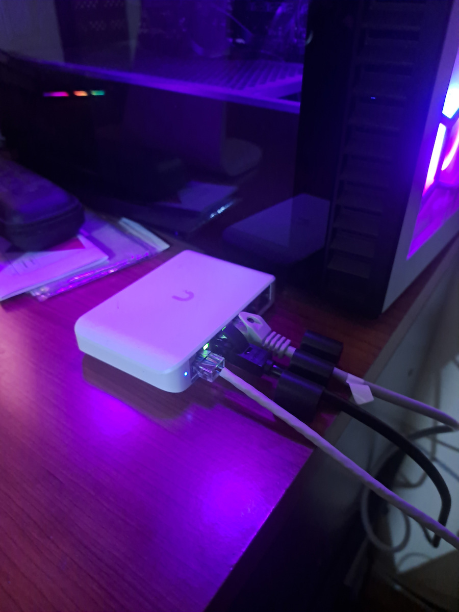 Ubiquiti USW Flex Mini Managed L2 PoE+ Switch with 5 Gigabit (1Gbps) Ethernet Ports