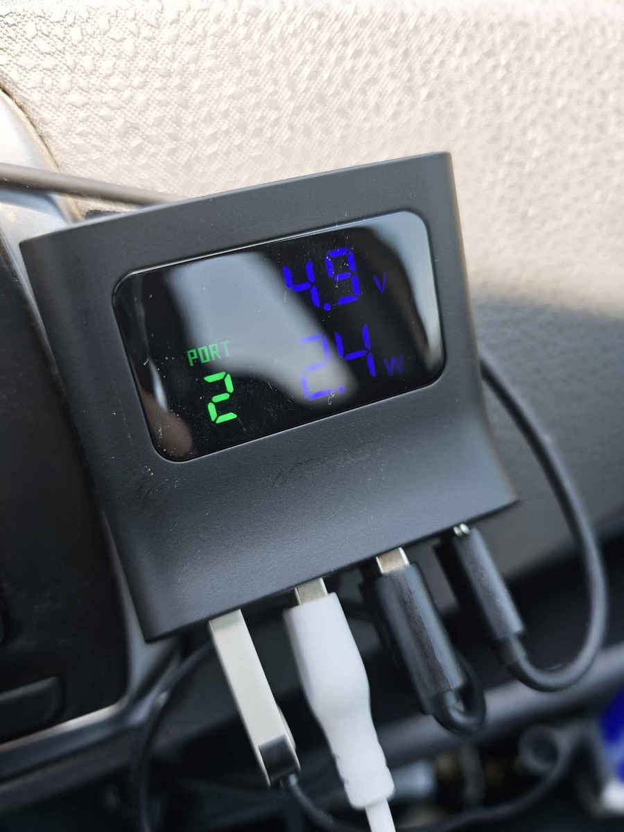 Acefast B8 Încărcător Auto 90W 3A De Încărcare Rapidă Cu Porturi 3xUSB-A 1xType-C Cu Cablu Integrat Culoare Neagră