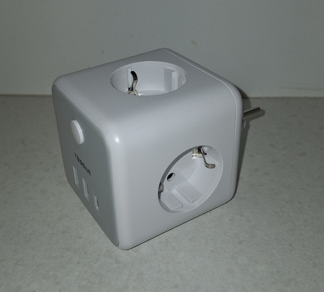 Tessan PowerCube 3 Позиции с 2 USB-A, 1 USB-C и Превключвател Сив