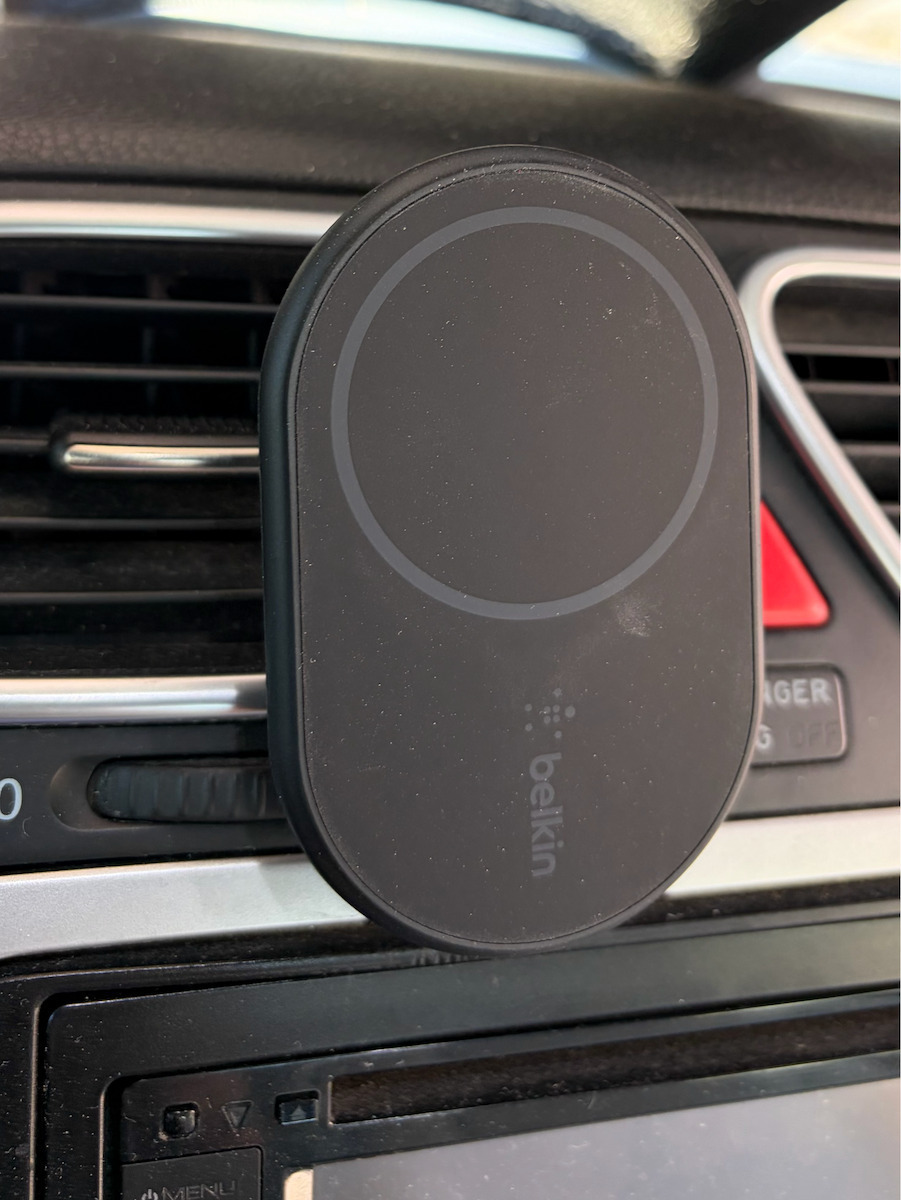Belkin Car Mobile Mount with MagSafe Magnet & Wireless Charging 10W Without Charging Adapter