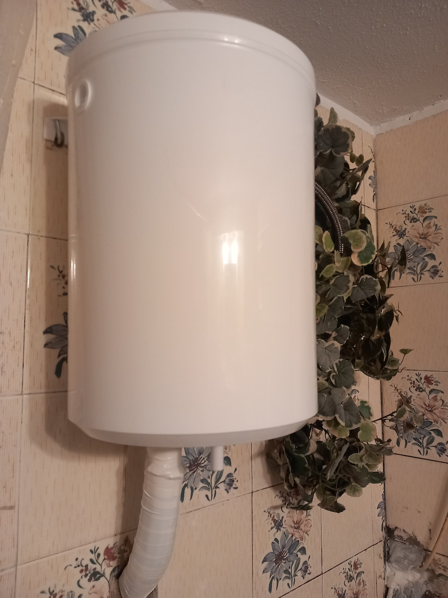 Spek 10046003 Wall Mounted Plastic High Pressure Round Toilet Flush Tank White