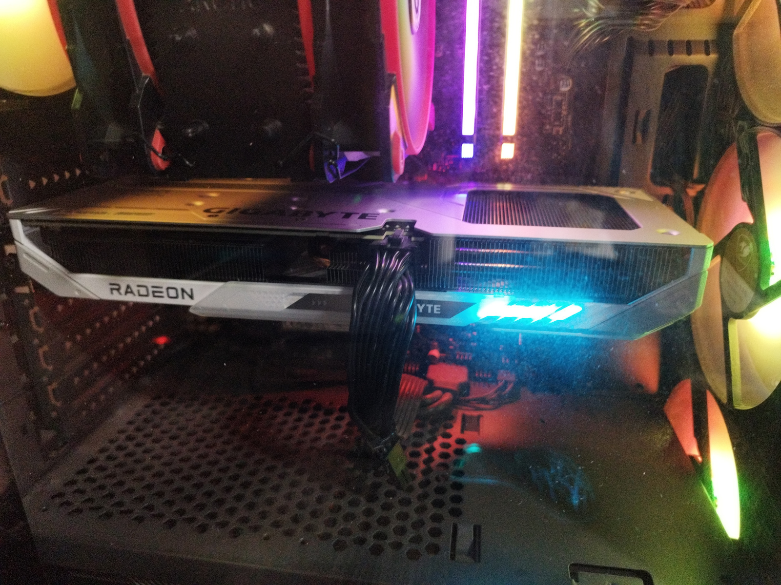 Gigabyte Radeon RX 9060 XT 16GB GDDR6 GAMING OC ICE Placă Grafică