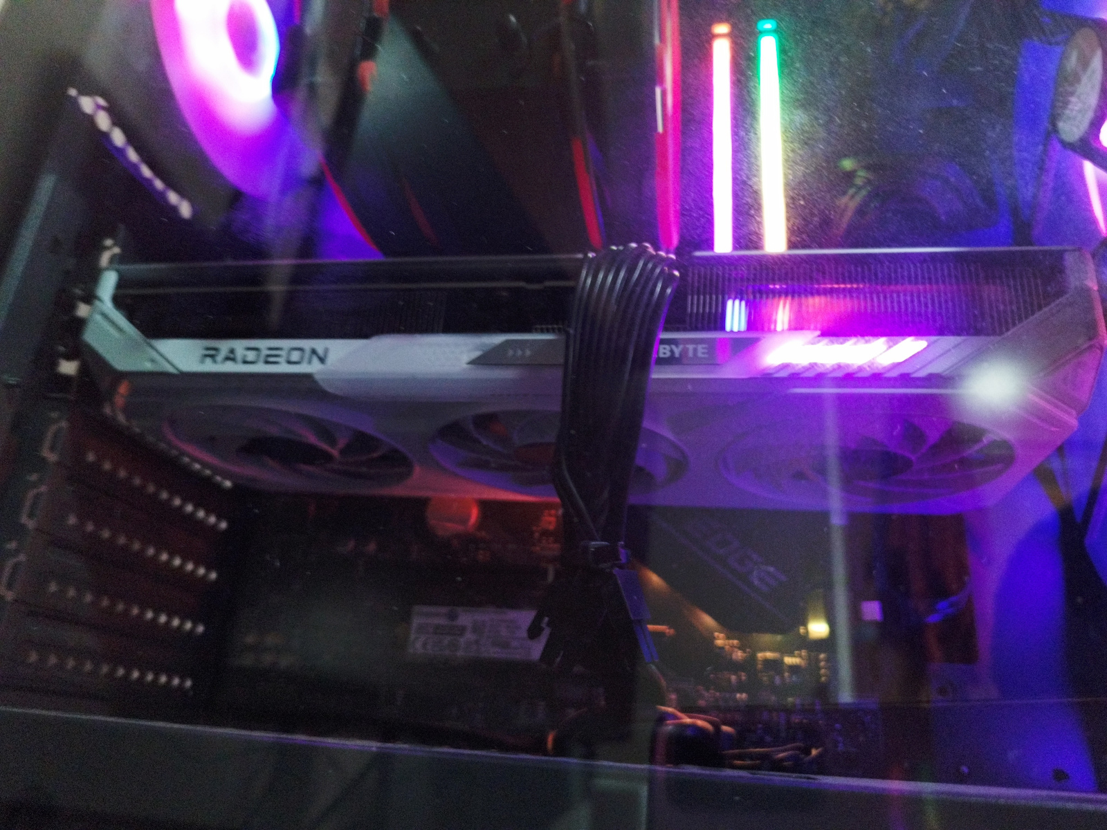 Gigabyte Radeon RX 9060 XT 16GB GDDR6 GAMING OC ICE Placă Grafică
