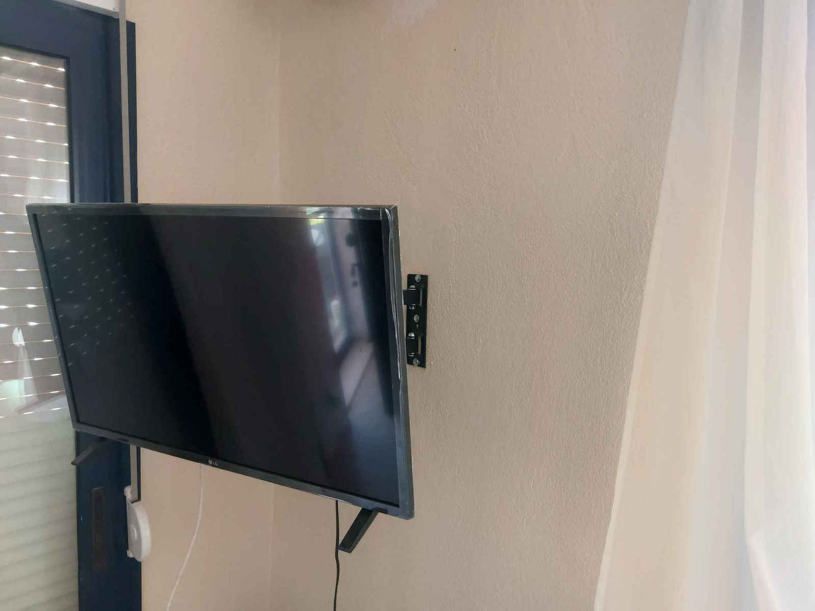 Focus Mount SMS23-22AT SMS23-22AT Wall TV Mount with Arm up to 42" and 25kg
