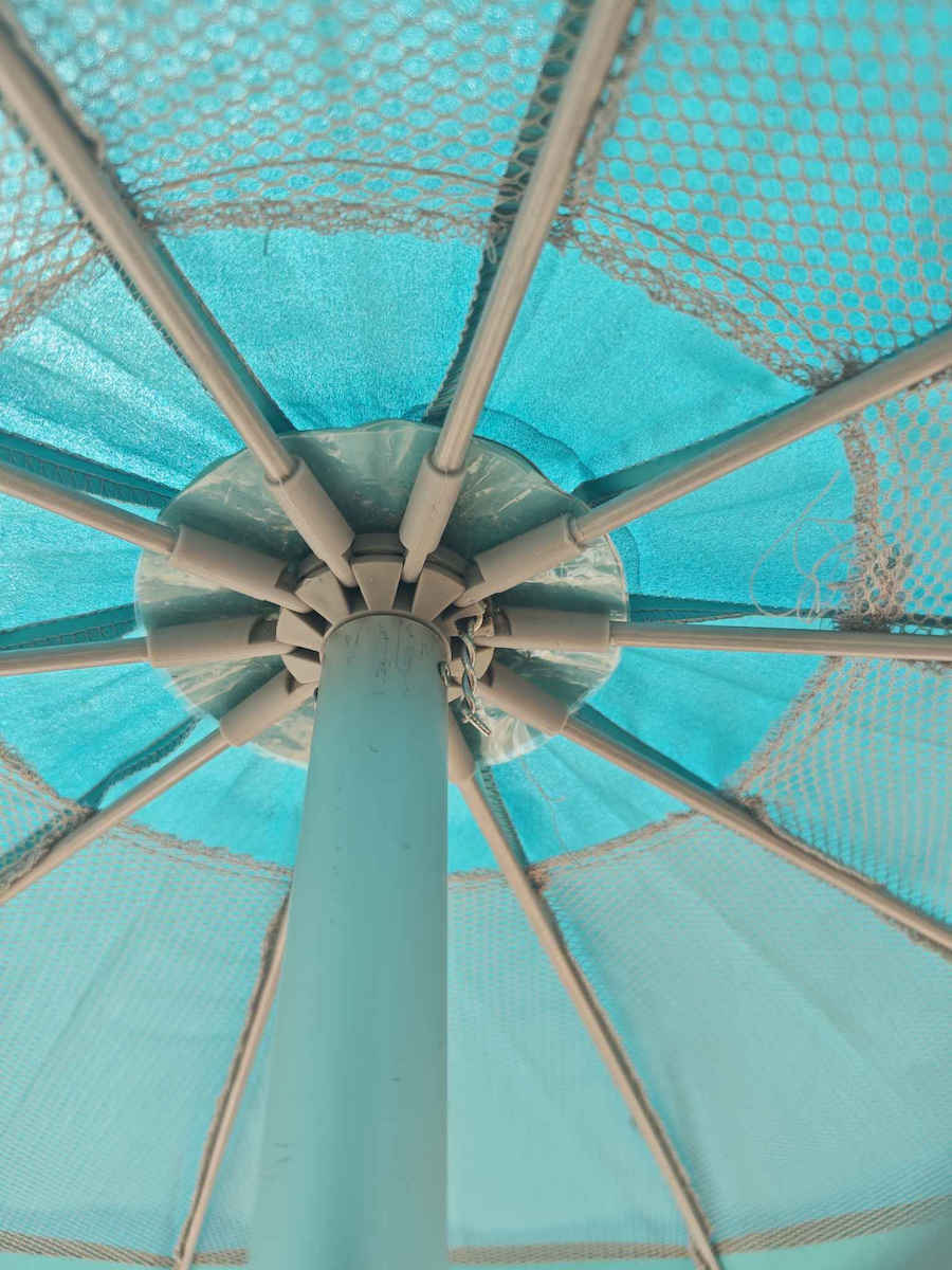 Maui & Sons Black Out Beach Umbrella Aluminum Diameter 2.2m with UV Protection and Air Vent Light Blue