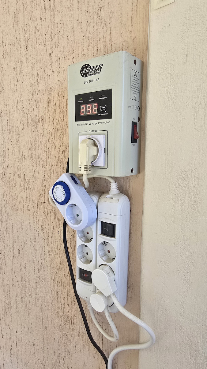 Amarad VP-16A Kompakter Spannungsregler 3500VA mit 1 Steckdose