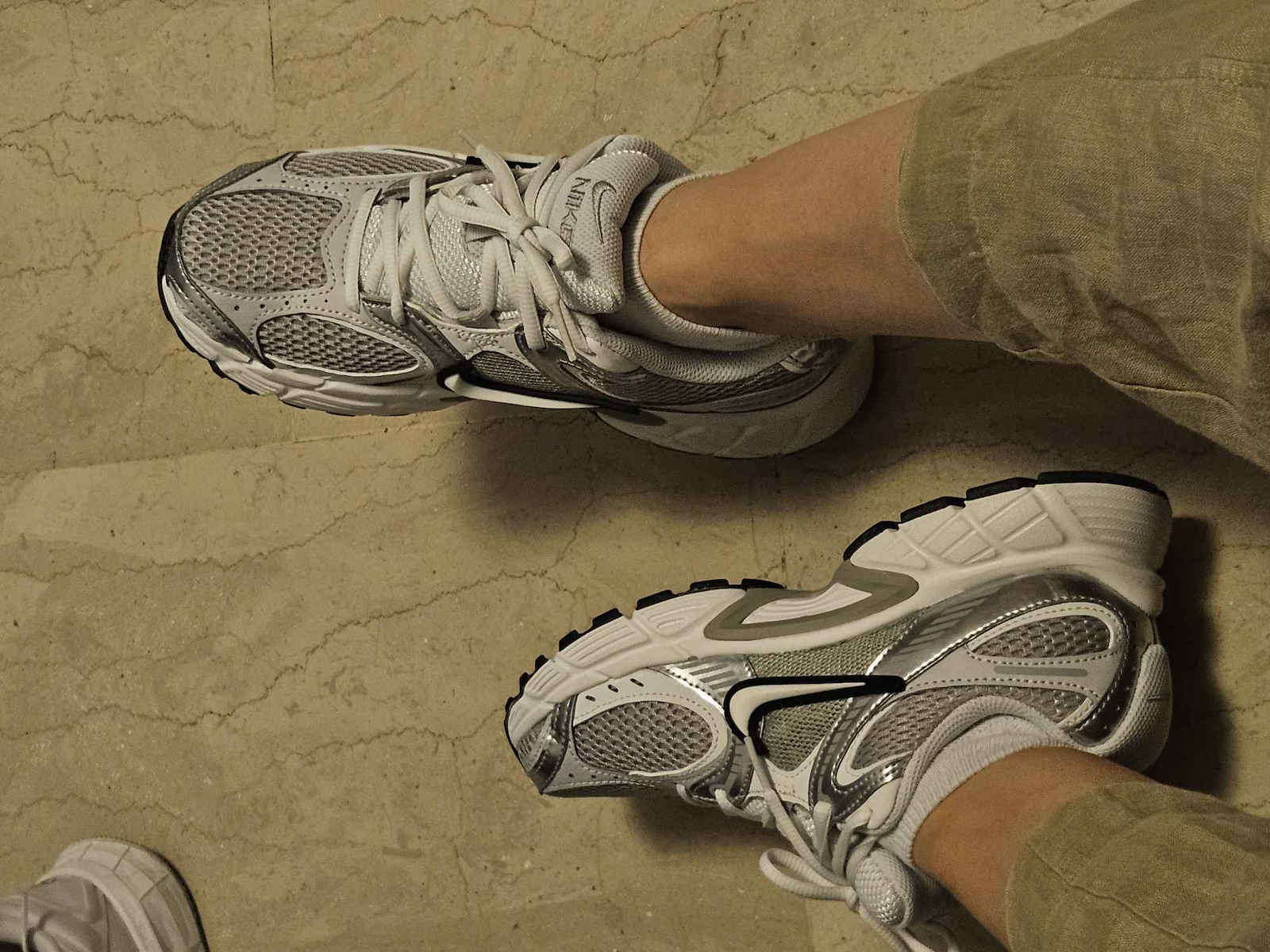 V5 RNR Women's Sneakers 301