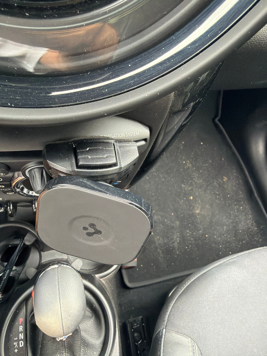 Spigen TMS24 Car Mobile Mount with Adjustable Hooks Black