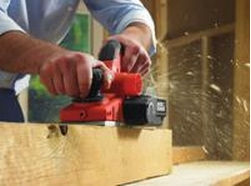 Black & Decker Πλάνη 750W με Σύστημα Αναρρόφησης
