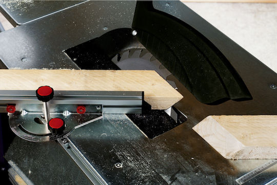 Metabo TKHS 315 C - 2,0 WNB Дърводелски трион с мощност 2000W, Диаметър на диска за рязане 315мм и Скорост на рязане 2990обороти в минута