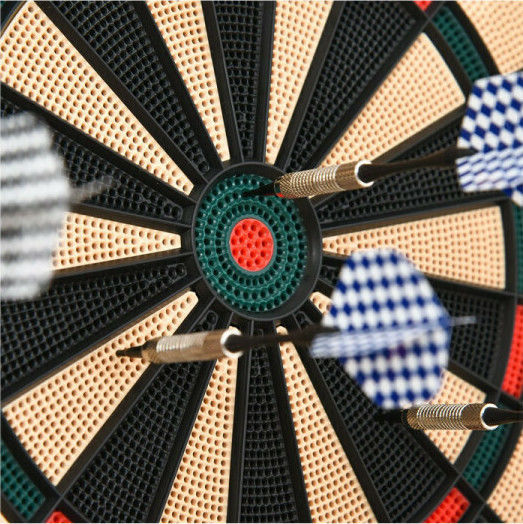 HomCom Set mit elektronischem Ziel & 6 Darts