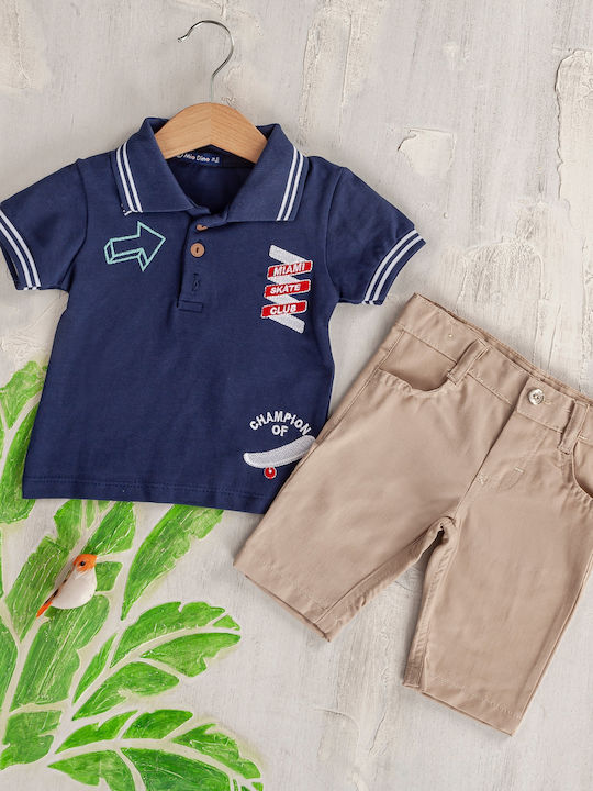 Bebus infant în cu tricou polo albastru și pantaloni scurți bej