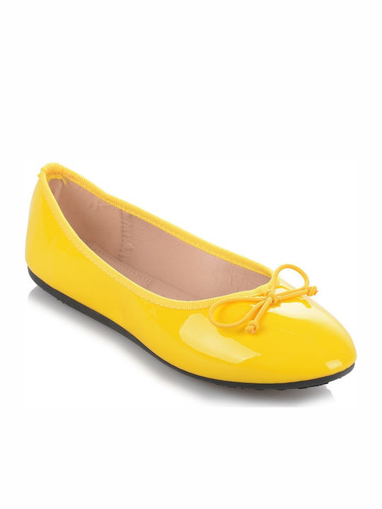 Famous Shoes Γυναικείες Μπαλαρίνες από Λουστρίνι σε Κίτρινο Χρώμα