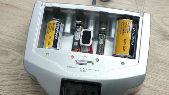 Genius Ideas GI-035907 Φορτιστής 4 Μπαταριών Ni-MH Μεγέθους AA/AAA/D σε Ασημί χρώμα