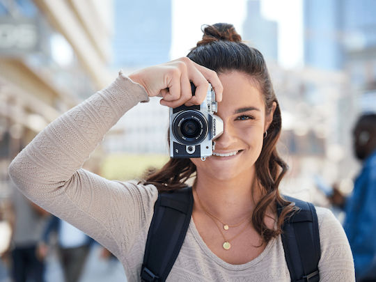 Olympus OM-D E-M10 Mark IV Mirrorless Camera Kit (ED 14‑42mm F3.5‑5.6 EZ Pancake) Silver