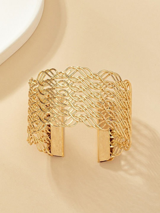 Widefaced Strap Chain Braceletin gold color, made of brass alloy.