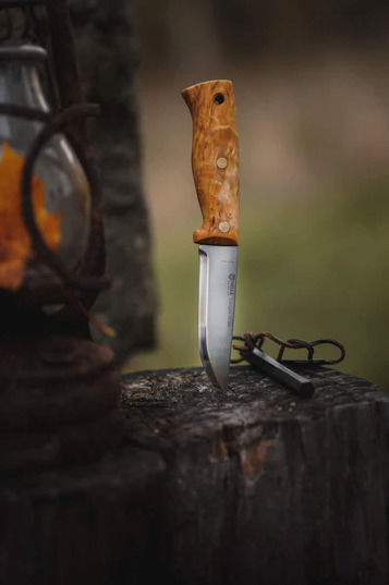 Helle Temagami 14C28N Knife Beige in Leather Sheath