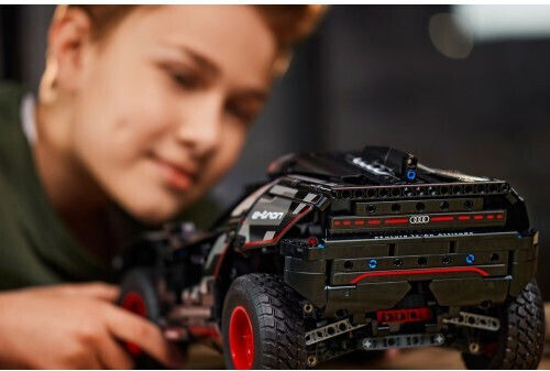 LEGO Technic Audi RS Q e-tron Pentru 10+ Ani 914 Bucăți