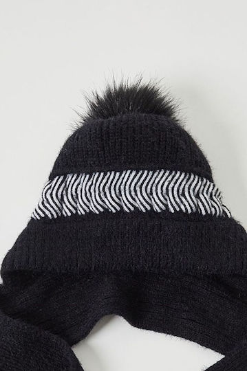 Pom Pom Beanie Beanie Knitted in Black color