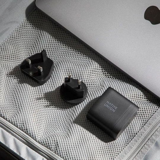 Native Union Зарядно Устройство Без Кабел GaN с 2 USB-C Изходни Порта 67W Power Delivery Черно (NU-FAST-PD67-BLK-INT)