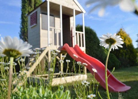 Wendi Toys Ξύλινο Παιδικό Σπιτάκι Κήπου με Τσουλήθρα