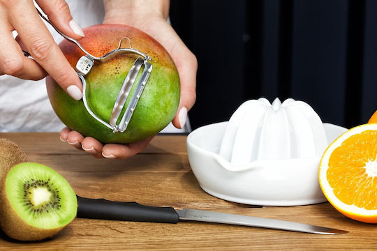 Kai Fruit & Vegetable Peeler/Cleaner made of Stainless Steel