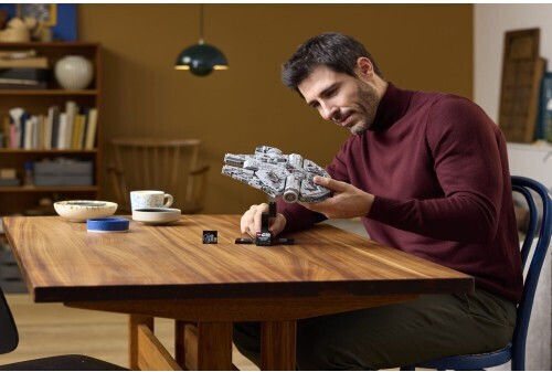 LEGO Disney Millennium Falcon Pentru 18+ Ani 921 Bucăți
