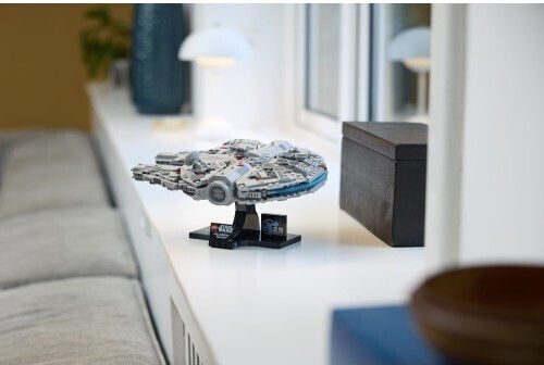 LEGO Disney Millennium Falcon Pentru 18+ Ani 921 Bucăți