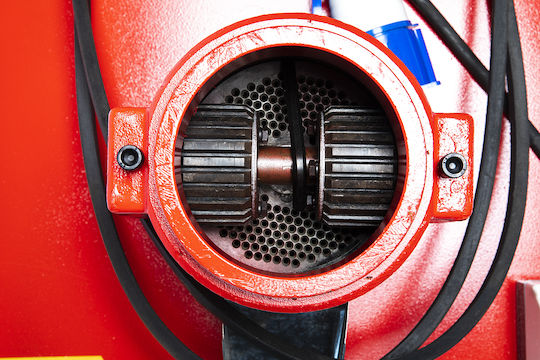 Moară de Măcinat Furaje cu Putere Motor 3700W și Producție de Măcinare 150 kg/h