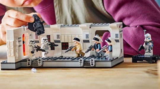 LEGO Disney Boarding the Tantive IV για 8+ Ετών 502τμχ