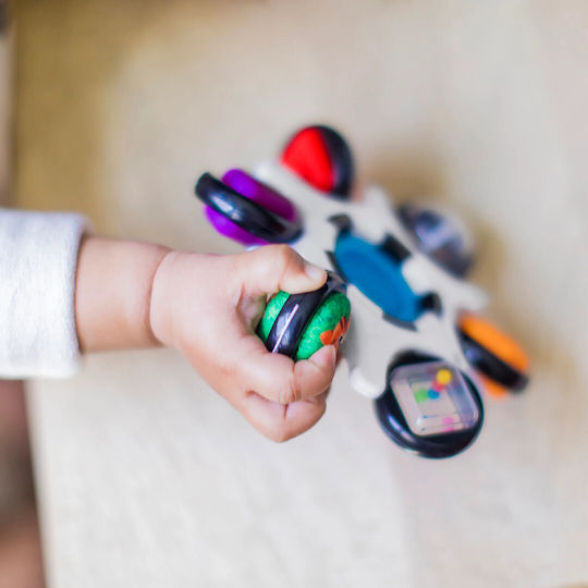Baby Einstein Βρεφικό Παιχνίδι Curiosity Clutch Twist & Pop Rattle με Μουσική και Ήχους για 3+ Μηνών