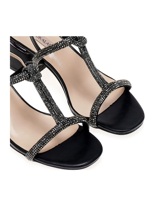 Schwarze Sandalen aus Kunstleder mit besonderem Riemen, Strass-Detail, metallischem Absatz Schwarze Sandalen aus Kunstleder mit besonderem Riemen, Strass-Detail, metallischem Absatz