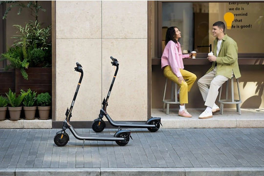 Segway E2 Plus E II Electric Scooter with 25km/h Max Speed and 25km Autonomy in Black Color