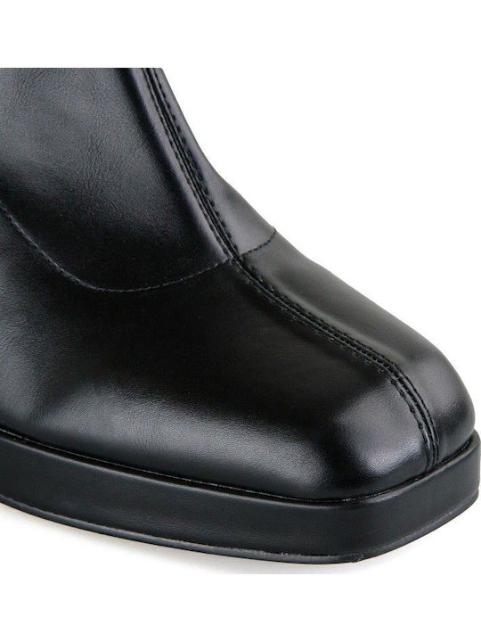 Schwarzer Stiefel mit klobigem Absatz
