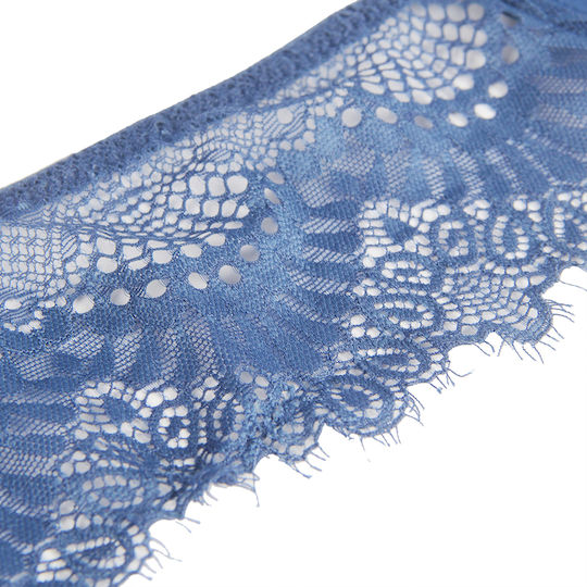 Blauer Spitzenstrumpfhalter mit Panty